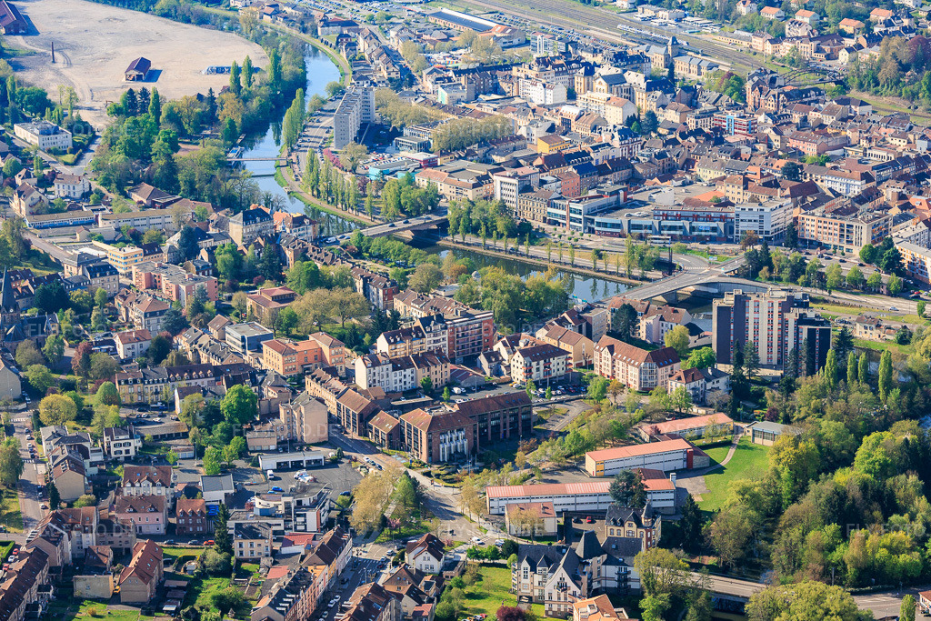 Luftbild: Verlauf der Saar durch die Stadt mit zwei Brücken und IUT de Moselle-Est, Université de Lorraine im Ortsteil Auersmacher in Kleinblittersdorf im Bundesland Saarland in Deutschland.Foto: IMG_154957.jpg vom 18.04.2026 durch Werner Riehm/FLY-FOTO.deAuflösung des Originals: 5715 x 3810 pxIUT-MOSELLE-EST.UNIV-LORRAINE.FR
