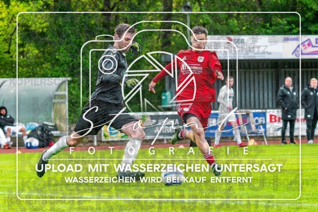 Bezirksliga Herren LG - TV Jahn Schneverdingen II vs. Buchholzer FC | Jan-Eric Kranzmair (Buchholzer FC #1), Marvin Michel Heering (TV Jahn Schneverdingen II #9); Bezirksliga Herren LG - TV Jahn Schneverdingen II vs. Buchholzer FC am 15.05.26 in Osterwald-Stadion, Schneverdingen - Realisiert mit Pictrs.com