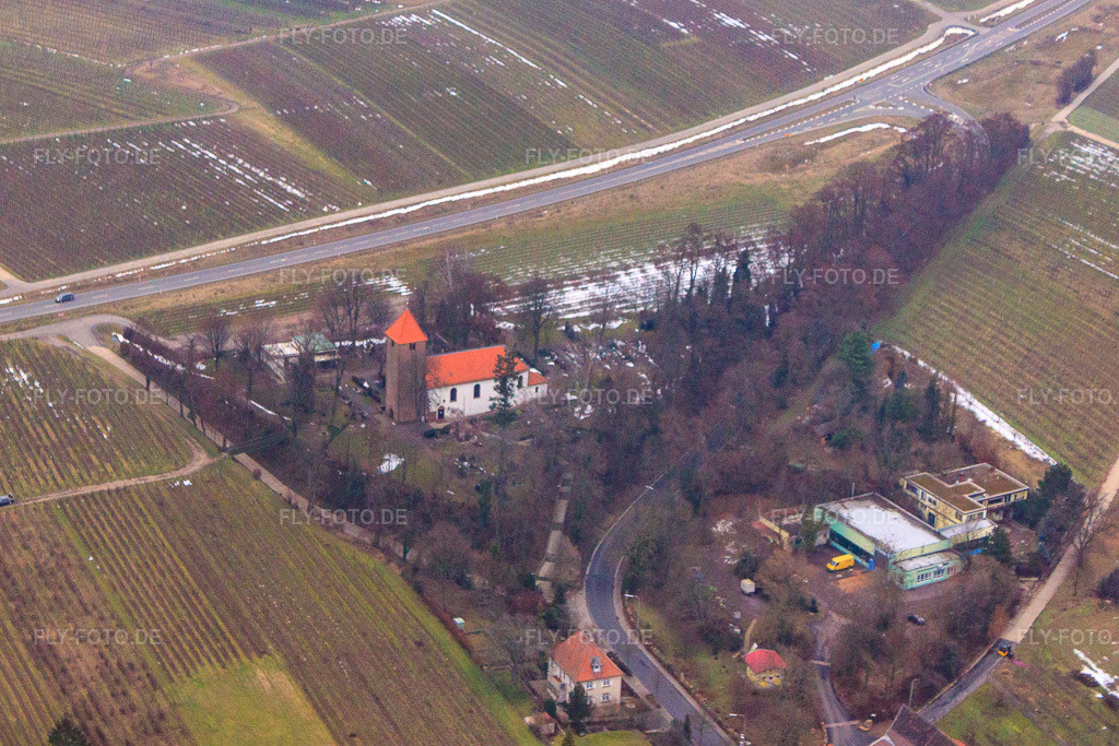 Luftbild: protest. Kirche und Friedhof bei Schnee im Ortsteil Wollmesheim in Landau im Bundesland Rheinland-Pfalz in Deutschland. Foto: IMG_23874.jpg vom 23.01.2010 durch Werner Riehm/FLY-FOTO.de