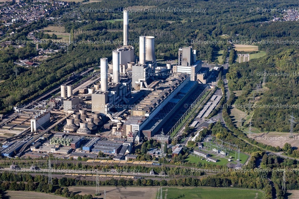 Lufbilder Grevenbroich-5758 | Gebäude und Hallenkonstruktion des HKW Heizkraftwerk und Kohlekraftwerk " RWE Power AG " im Ortsteil Frimmersdorf in Grevenbroich im Bundesland Nordrhein-Westfalen, Deutschland. - Realized with Pictrs.com