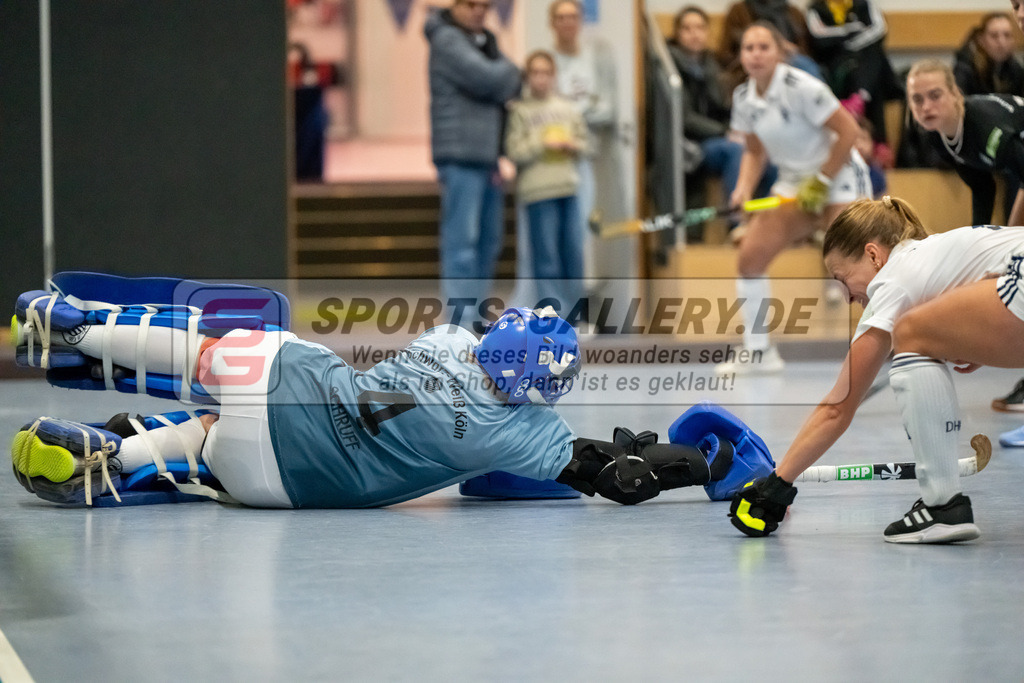 HK_20241201_109508 | 1. Bundesliga Halle Damen Düsseldorfer HC - Schwarz Weiss Köln am 1.12.2024 DHC, Düsseldorf , Anna Schruff ( Schwarz Weiss Köln #4 ) , Mabel Brands ( Düsseldorfer HC #7 )
