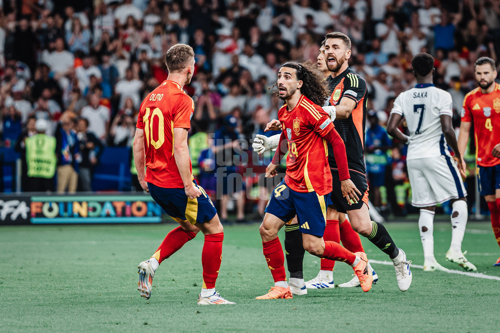 Fußball | Herren | UEFA-Fußball-Europameisterschaft 2024 | Finale | Spanien vs. England | 14.07.2024 | v.l. Dani Olmo (#10, Spanien) wird gefeiert von Cucurella (#24, Spanien) und Unai Simon (#23, Spanien) nach einer guten Abwehraktion