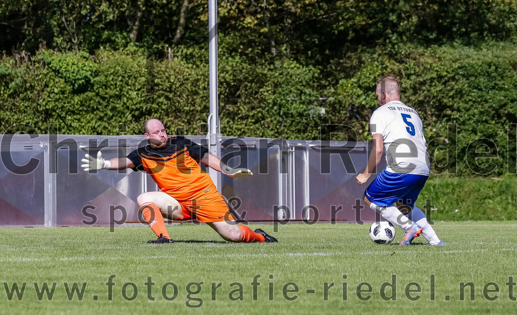 2023-08-19_054_SG_Markt_Schwaben_II_gegen_TSV_Ottobrunn_III | Markt Schwaben, Deutschland, 19.08.2023:
Fußball, C-Klasse 2023 / 2024, 1. Spieltag, (SG) Markt Schwaben II gegen TSV Ottobrunn III, Endergebnis: 0:4

Torwart Sebastian Handrick (SG Markt Schwaben, #23), Merlin Oehmen (TSV Ottobrunn, #5)

Foto: Christian Riedel / fotografie-riedel.net