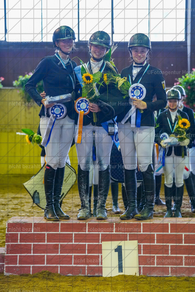 20221002-FAH09497 | Obberbayerische Meisterschaften Vielseitigkeit 2022, Schwäbische Meisterschaften Vielseitigkeit 2022, Mertingen, Schwaben, Bayern, Geländeturnier, Buschreiter, Turnierfotografen Bayern, Fotoagentur Herrmann,  Bayerische Meisterschaften VS Jun. / JR / Pony:, Turnierbilder, Pferdebilder, Turnierfotos, Pferdesortfotografie, Reitsportfotograf, Pferdeshooting