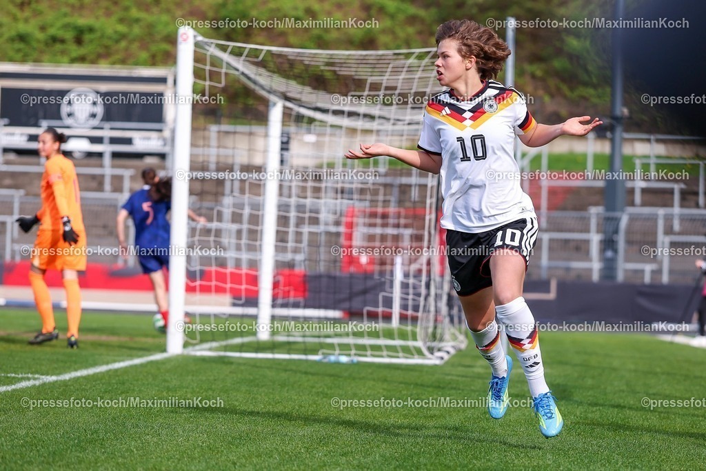 DFB16042601012 | 16.04.2026, Essen, Fußball, UEFA Womens UNDER 19 Championship qualification, Germany - France, Stadion Uhlenkrug, Saison 2025 / 2026: Torjubel nach dem Tor zum 1:0 durch Torschütze Rosa Rückert (Deutschland U19 #10)  DFB regulations prohibit any use of photographs as image sequences and or quasi-video.