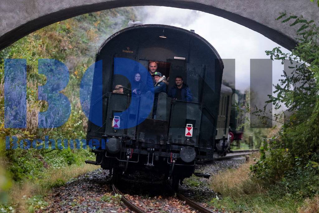  04.11.2023 - 
 | Sebastian Sendlak / Bochumer Nachrichtendienst (BOND) - Dampflok Waldbroel auf der Volmetalbahn - Realisiert mit Pictrs.com