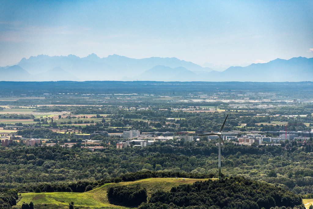 dr__0031569.jpg | MüNCHEN 09.08.2019 Windkraftanlage - Windrad auf der ehemaligen Mülldeponie Fröttmaninger Berg in München im Bundesland Bayern, Deutschland. Die weit sichtbare Enercon Windenergieanlage ist bereits seit 1999 in Betrieb und  ein Wahrzeichen des Münchner Nordens. Betreiber sind die Stadtwerke München SWM. Nur für redaktionelle Nutzung freigegeben ! // Wind turbine windmills in Froettmaning near Munich in the state Bavaria, Germany. Editorial use only ! Foto: Daniel Reiter