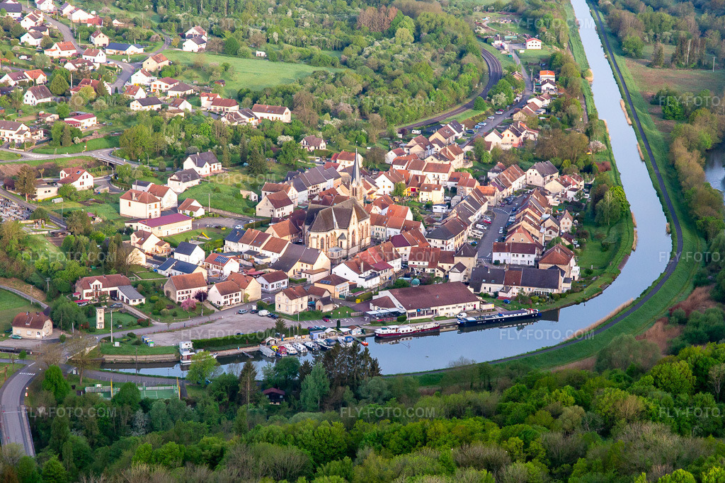 Aerial view: View of the town from the south in Wittring in the state Moselle, France. – Photo: IMG_140528.jpg taken on 05/01/2024 by Werner Riehm/FLY-FOTO.com – Resolution of the original: 5122 x 3415 px