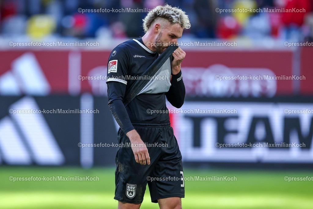Due01022501094 | 01.02.2025, Fußball, Fortuna Düsseldorf - SSV Ulm 1846, 2.. Fußball Bundesliga, 20. Spieltag, Merkur Spiel-Arena, Saison 2024 2025: Enttäuschung nach der 2:3 Niederlage. Philipp Strompf (SSV Ulm #32) steht enttäuscht auf dem SpielfeldDFB regulations prohibit any use of photographs as image sequences and or quasi-video.
