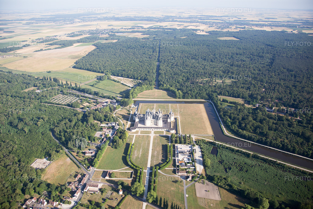 Vue aérienne: Vue de la ville à Chambord dans le département Loir et Cher, France. Photo: IMG_082147.jpg prise le 20/06/2015 par Werner Riehm/FLY-FOTO.euRésolution de l'original: 5472 x 3648 px
