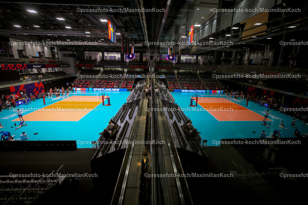 EuroVolley17082301005 | 17.08.2023, CEV EuroVolley 2023, Volleyball-Europameisterschaften der Frauen, Gruppenphase Gruppe C, Tag1, CASTELLO Düsseldorf: Deutschland vs Grichenland. Blick auf das Spielfeld. Spiegelung in einer Scheibe.
