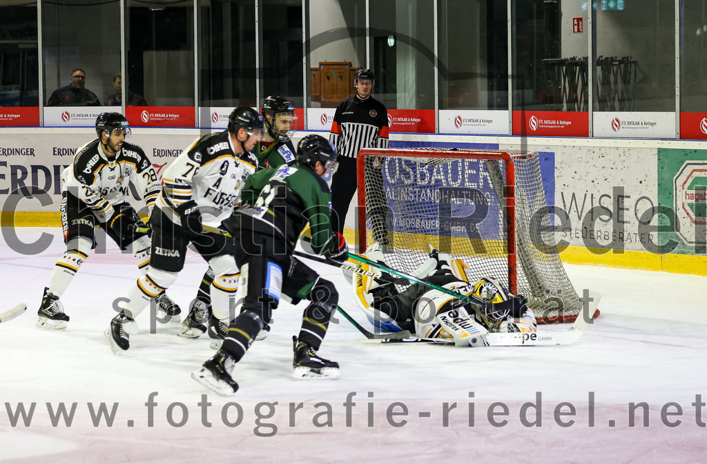 2022-09-23_113_TSV_Erding_gegen_EV_Fuessen | Erding, Deutschland, 23.09.2022:
Eishockey, Bayernliga 2022 / 2023, Testspiel, TSV Erding gegen EV Füssen, Endergebnis: 1:3

Jörg Noack (EV Füssen, #70), Roni Rukajärvi (Erding Gladiators, #61), Torwart Benedikt Hötzinger (EV Füssen, #29)

Foto: Christian Riedel / fotografie-riedel.net