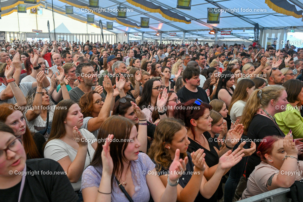 Schloss Eggenberg Josh_ 24.06.2023-5 | 24.06.2023, Eggenberg, AUT, Brauereifest 2023, im Bild Josh in Concert auf Schloss Eggenberg, Zuschauer, Besucher, Fans