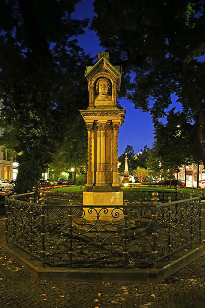 Foto: Leipzig - Altes Bach-Denkmal | Das Team hinter BILDLEXIKON LEIPZIG bündelt historische wie aktuelle Informationen über die Stadt Leipzig in Text und Bild auf einer Plattform und stellt diese der interessierten Öffentlichkeit zur Verfügung.