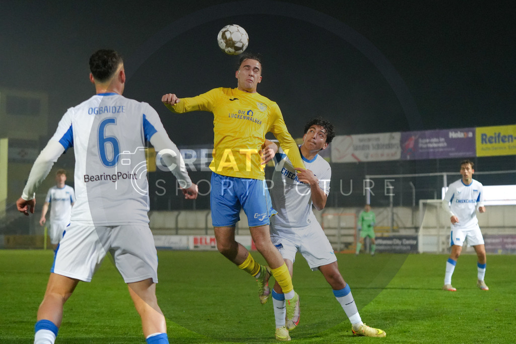 Fußball, Herren, Saison 2025/2026, Regionalliga Nordost, 15. Spieltag, FSV 63 Luckenwalde vs. Hertha BSC II, Freitag 07.11.2025, Werner-Seelenbinder-Stadion Luckenwalde, | Fußball, Herren, Saison 2025/2026, Regionalliga Nordost, 15. Spieltag, FSV 63 Luckenwalde vs. Hertha BSC II, Freitag 07.11.2025, Werner-Seelenbinder-Stadion Luckenwalde, Im Bild: Simon Gollnack (l. Luckenwalde) und Eliyas Strasner (r. Hertha) - Realisiert mit Pictrs.com