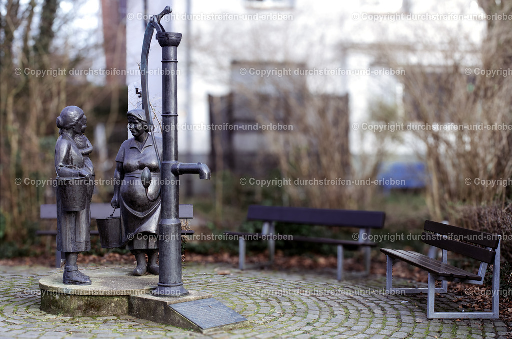 Denkmal mit den schwangeren Frauen Münster | An die frühen Jahren ab 1921 erinnert das Denkmal mit den schwangeren Frauen, das der frühere Anwohner Martin Böttcher schuf. Damals, nach dem Ersten Weltkrieg,  wurde die Kriegerheimstättengenossenschaft gegründet und das Land zwischen Düesbergweg und Güterbahnlinie, Kappenberger Damm und Sternbusch  erschlossen. Junge Familien der aus dem  Krieg heimkehrenden Soldaten, auch Kriegerwitwen  konnten hier kleine Häuser auf den jeweils 1250 Quadratmeter großen Grundstücken bauen, die in den ersten Krisenjahren der Weimarer Republik als Anbaufläche für Gemüse und Obst zur Selbstversorgung  genutzt werden sollten. - Realisiert mit Pictrs.com