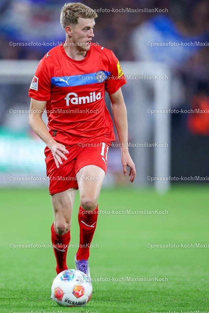 S0413092501053 | 13.09.2025, Fußball, FC Schalke 04 - Holstein Kiel, 5.Spieltag, 2. Fußball Bundesliga, Veltins-Arena Gelsenkirchen, Saison 2025 2026: Alexander Bernhardsson (Holstein Kiel #11) DFB regulations prohibit any use of photographs as image sequences and or quasi-video.