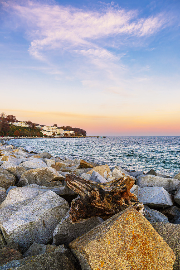 Promenade und Seebrücke im Herbst in der Stadt Sassnitz auf der Insel Rügen | Promenade und Seebrücke im Herbst in der Stadt Sassnitz auf der Insel Rügen.