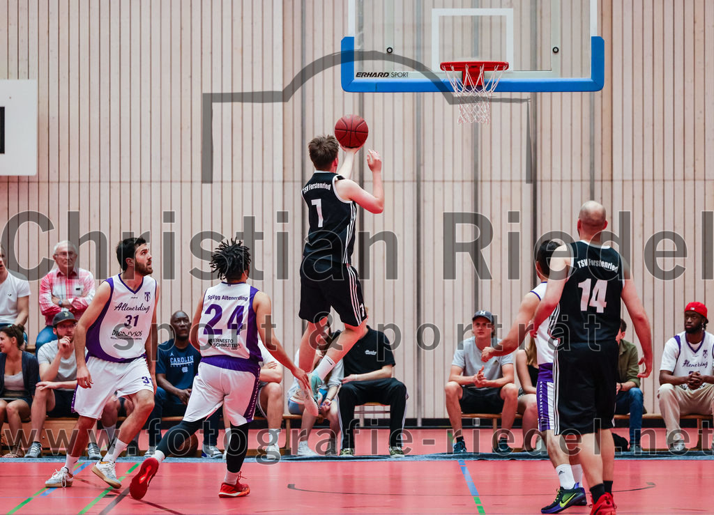 2022-05-15_007_SpVgg_Altenerding_gegen_TSV_Muenchen-Forstenried | Erding, Deutschland, 15.05.2022:
Basketball, Bezirksliga 2021 / 2022, Play-Offs, SpVgg Altenerding gegen TSV München-Forstenried, Endergebnis: 55:57

Sasa Sukovic (SpVgg Altenerding, #31), Justin Ledbetter (SpVgg Altenerding, #24), Christian Lippach (TSV München-Forstenried, #7), Felix Schuster (TSV München-Forstenried, #14)

Foto: Christian Riedel / fotografie-riedel.net