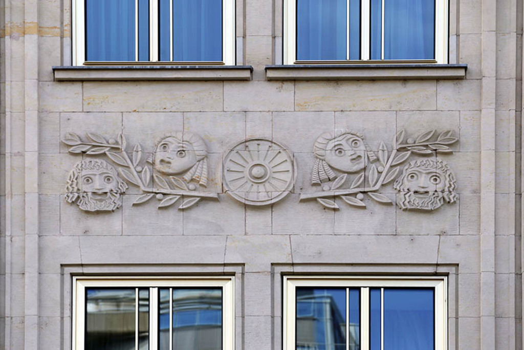 Foto: Leipzig - Oper Leipzig | Das Team hinter BILDLEXIKON LEIPZIG bündelt historische wie aktuelle Informationen über die Stadt Leipzig in Text und Bild auf einer Plattform und stellt diese der interessierten Öffentlichkeit zur Verfügung.