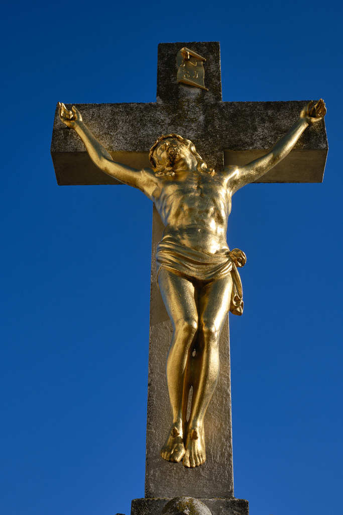 Kreuz mit vergoldetem Jesus | Retz, Austria - January 28, 2024: Kreuz mit vergoldetem Jesus, nähe der Stadtpfarrkirche. - Realisiert mit Pictrs.com