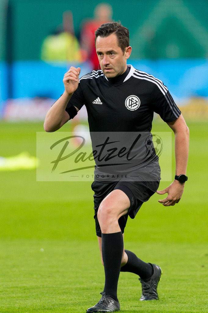 HSVSCF20220419_272 | Fussball, Herren: Referee assistent Markus Sinn waermt sich auf beim DFB-Pokal-Halbfinalspiel zwischen Hamburger SV und SC Freiburg im Volksparkstadion am 19.04.2022 in Hamburg, Deutschland.DFB / DFL REGULATIONS PROHIBIT ANY USE OF PHOTOGRAPHS AS IMAGE SEQUENCES AND/OR QUASI-VIDEO. - Realisiert mit Pictrs.com