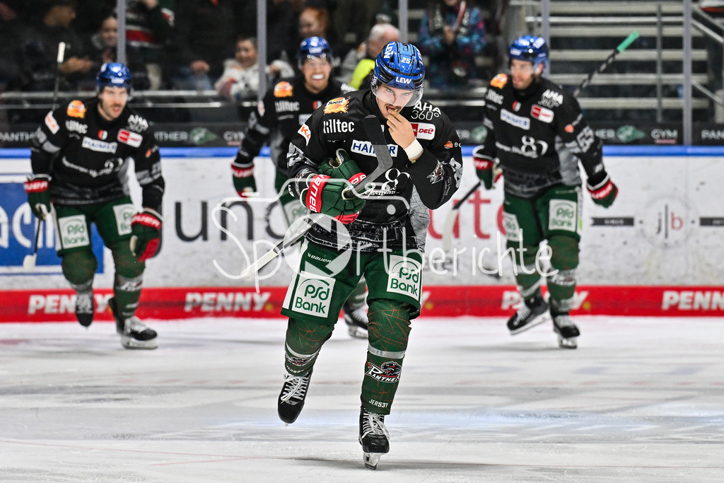 Augsburger Panther - ERC Ingolstadt | Jubel der Panther nach dem Treffer zum 3-2 druch Christian HANKE (Augsburger Panther 25), Tor / Torschuetze / Freude / Happy,beim match zwischen den Augsburger Panthern und dem ERC Ingolstadt am 13. Spieltag der Penny DEL im Curt Frenzel Stadion am 23.10.2025