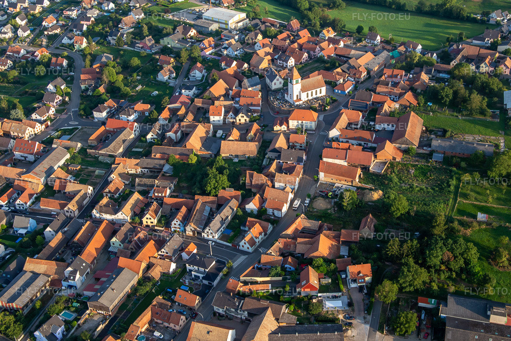 Vue aérienne: Église Saint-Hilaire à Minversheim dans le département Bas Rhin, France. Photo: IMG_138065.jpg prise le 19/08/2023 par Werner Riehm/FLY-FOTO.euRésolution de l'original: 4470 x 2980 pxccueil - Au Coeur de la Zorn