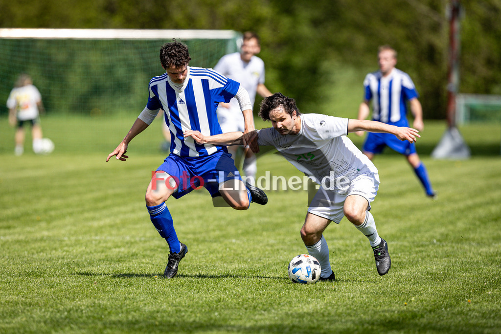 SG SV Eberfing/SV Söchering gegen FSV Höhenrain II | Fußball Herren A-Klasse Gruppe 5 Zugspitze 2025/26 21. Spieltag, SG SV Eberfing/SV Söchering gegen FSV Höhenrain II, 20260426,Zweikampf,2026-04-26 in 82395 Obersöchering (Sportplatz Obersöchering, Platz 1, Sportanger), Tim CLOSS (FSV Höhenrain II 10), Sebastian MOCK (SG SV Eberfing/SV Söchering 11)Copyright: WolfgangxLindner www.foto-lindner.de