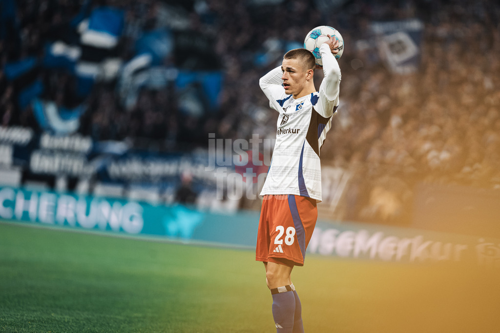 Fußball | Männer | Saison 2024/2025 | 2. Fußball-Bundesliga | 15. Spieltag | Hamburger SV vs. SV Darmstadt 98 | 08.12.2024 | Miro Muheim (#28, HSV) beim Einwurf