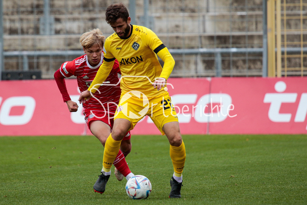 FC Bayern Amateure - FC Wuerzburger Kickers | Frans KRAETZIG (FCB #29) im Duell mit Daniel HAEGELE (FWK #22)