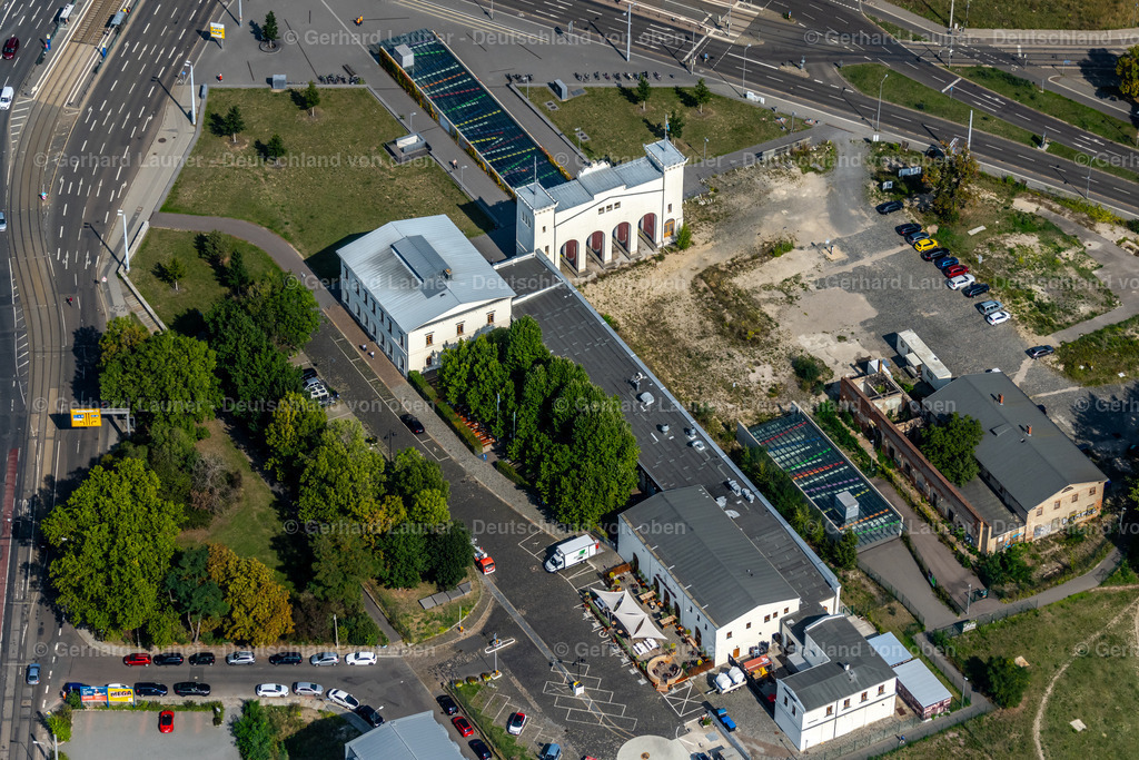 4039406 | LEIPZIG 14.09.2020 Straßenverkehr im Verlauf der Straßenkreuzung Bayrischer Platz - Windmühlenstraße - Str. des 18. Oktober - Arthur-Hoffmann-Straße im Ortsteil Mitte in Leipzig im Bundesland Sachsen, Deutschland. Im Bild  der Bayerischer Bahnhof Gasthaus &amp; Gosebrauerei Leipzig. // Road over the crossroads Bayrischer Platz - Windmuehlenstrasse - Str. of 18. Oktober - Arthur-Hoffmann-Strasse in the district Mitte in Leipzig in the state Saxony, Germany. Foto: Gerhard Launer