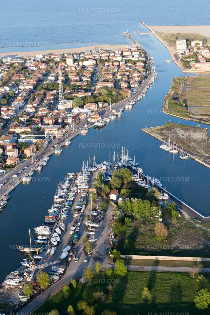 Aerial view: Canal to the Adriatic Sea coast in Porto Garibaldi in Emilia-Romagna in Comacchio in the state Ferrara, Italy. – Photo: IMG_098706.jpg taken on 04/06/2017 by Werner Riehm/FLY-FOTO.com – Resolution of the original: 3648 x 5472 px