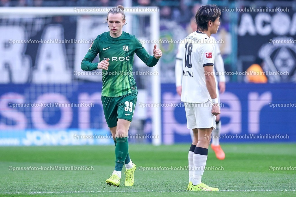 BMG13122501020 | 13.12.2025, Fußball, Borussia Mönchengladbach - VfL Wolfsburg, 1. Fußball Bundesliga, 14.Spieltag, Borussia-Park, Saison 2025 2026: Torjubel nach dem Tor zum 1:0 durch Torschütze Patrick Wimmer&nbsp;(VfL Wolfsburg #39)     DFB regulations prohibit any use of photographs as image sequences and or quasi-video.