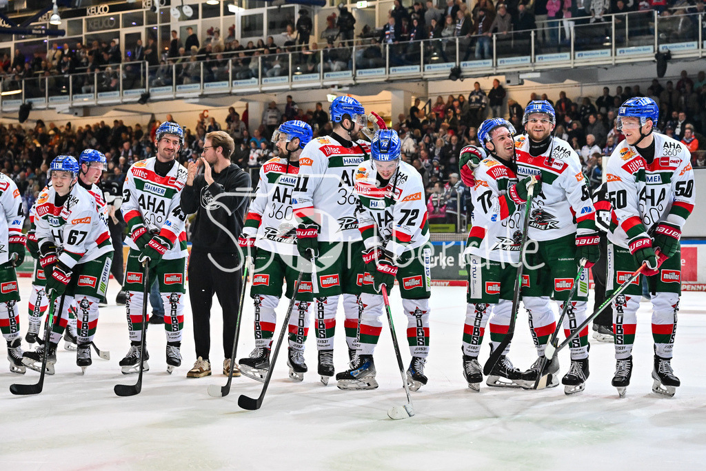 Iserlohn Roosters - Augsburger Panther | Die Spieler der Panther feiern zusammen mit den Fans den Klassenerhalt in Iserlohn / Freude / Happy / Abstieg / Absteiger / DEL: Iserlohn Roosters - Augsburger Panther, Eissporthalle Iserlohn am 07.03.2025