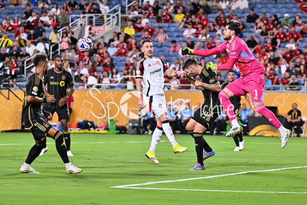Los Angeles FC - CR Flamengo | in dieser Szene ist Agustin ROSSI (Flamengo 1) vor seinem Gegenspieler am Ball / Zweikampf / Duell / Einzelfoto / Freisteller / FIFA Club World Cup: Los Angeles FC - CR Flamengo, Camping World Stadium am 24.06.2025 / NOT FOR SALE IN USA
