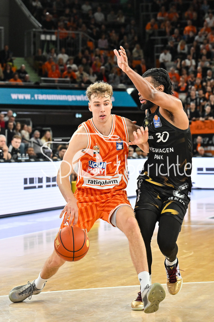 ratiopharm Ulm - Basketball Löwen Braunschweig | ULM, GERMANY - 10. JANUARY: im Duell Chip FLANIGAN (Basketball Löwen Braunschweig 30) und Tobias JENSEN (ratiopharm Ulm 7) während dem Match zwischen Ratiopharm Ulm und Basketball Löwen Braunschweig am 15. Spieltag der easyCredit BBL in der Ratiopharm Arena