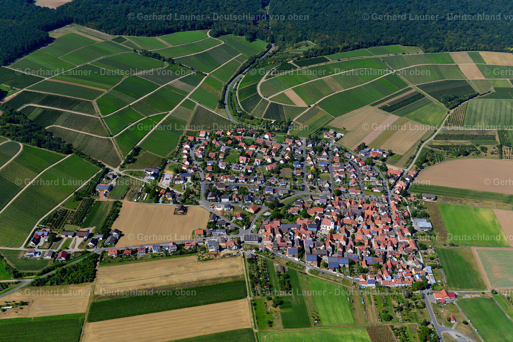 3650290 | UNTEREISENHEIM 31.08.2016 Stadtgebiet mit Außenbezirken und Innenstadtbereich am Rand von landwirtschaftlichen Feldern und Ackerflächen in Untereisenheim im Bundesland Bayern, Deutschland // Urban area with outskirts and inner city area on the edge of agricultural fields and arable land in Untereisenheim in the state Bavaria, Germany Foto: Gerhard Launer