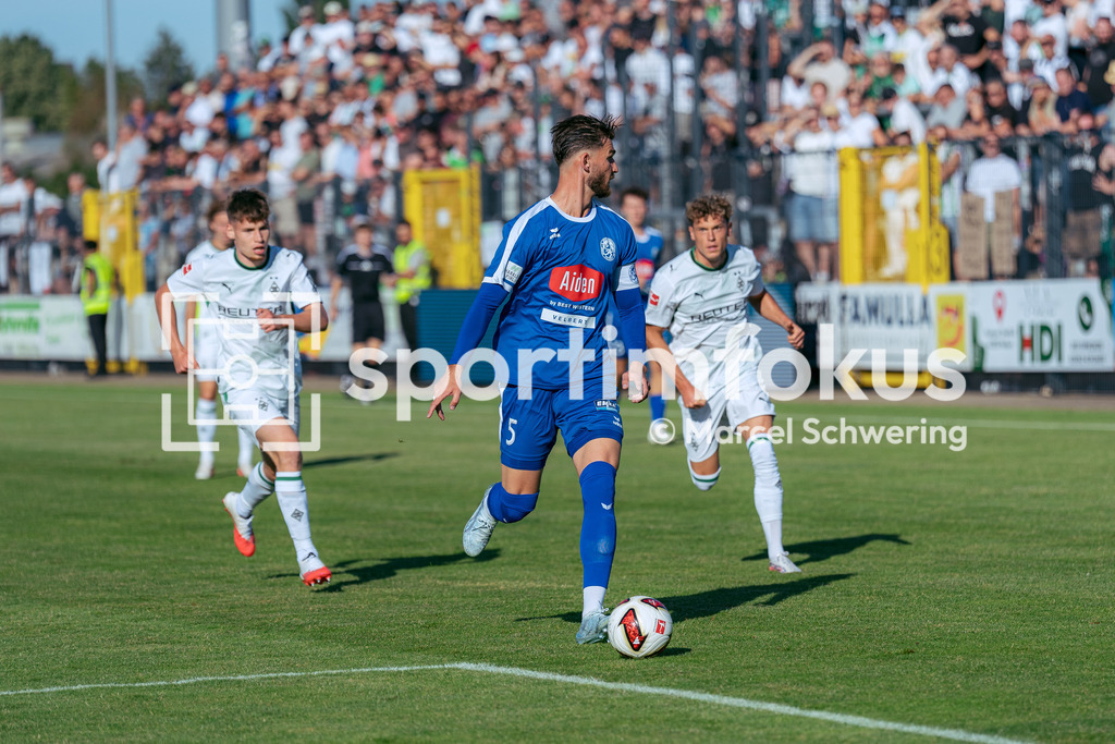 SSVg Velbert 02 – Borussia Mönchengladbach | Tristan Duschke (SSVg Velbert 02) am Ball. Testspiel zwischen der SSVg Velbert 02 und Borussia Mönchengladbach in Velbert, 12.08.2026. Endstand: 0:8. sportimfokus / Marcel Schwering - Realisiert mit Pictrs.com