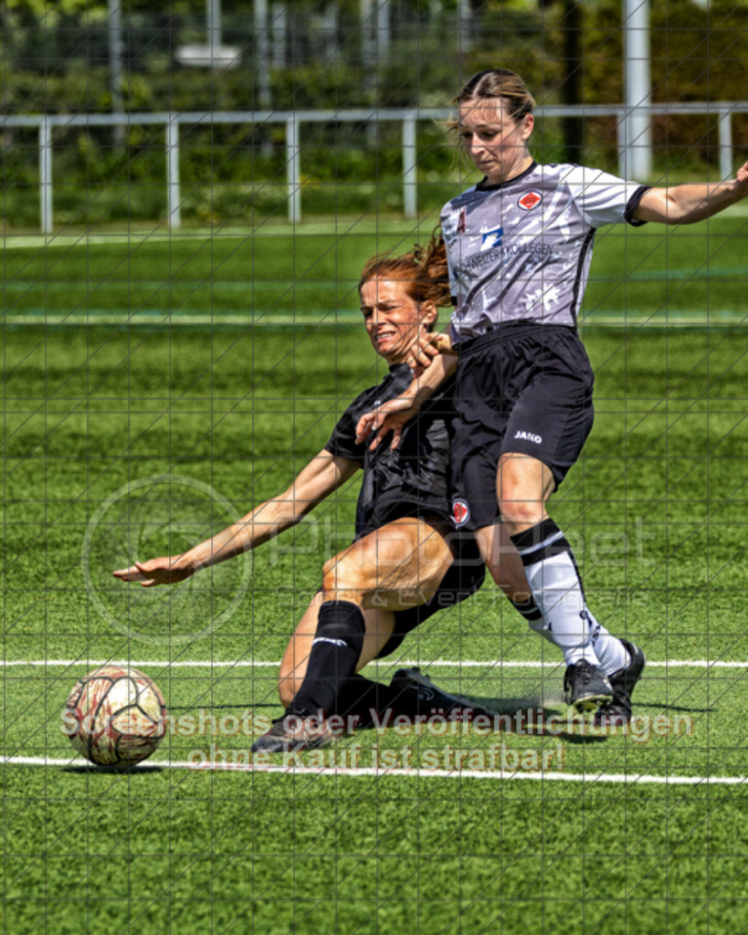 20250427_125144_0596-Bearbeitet | #,1.Göppinger SV (weiß) vs. TSV Ruppertshofen (schwarz), Fußball, Frauen-Regionenliga 3 - Bezirk WfV, 21. Spieltag, Saison 2024/2025, Kunstrasenplatz Nord, Hohenstaufenstr. 116, 73033 Göppingen, 27.04.2025 - 11:00 Uhr,Foto: PhotoPeet-Sportfotografie/Peter Harich