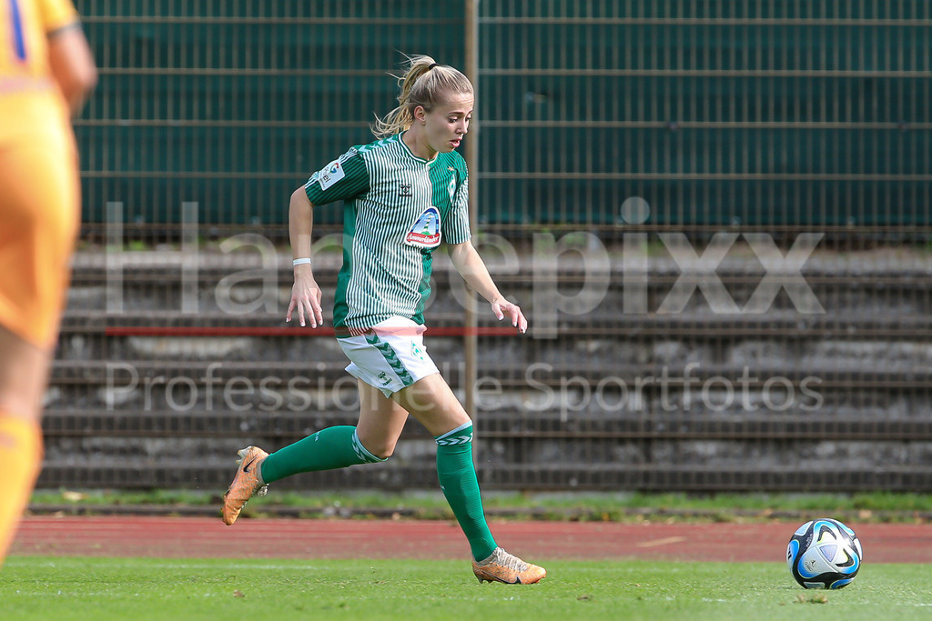 Fussball, Google Pixel Frauen-Bundesliga, SV Werder Bremen - TSG 1899 Hoffenheim | v.li.: Nina Lührßen (SV Werder Bremen, 27) am Ball, Einzelbild, Ganzkörper, Aktion, Action, Spielszene, DIE DFB-RICHTLINIEN UNTERSAGEN JEGLICHE NUTZUNG VON FOTOS ALS SEQUENZBILDER UND/ODER VIDEOÄHNLICHE FOTOSTRECKEN. DFB REGULATIONS PROHIBIT ANY USE OF PHOTOGRAPHS AS IMAGE SEQUENCES AND/OR QUASI-VIDEO.