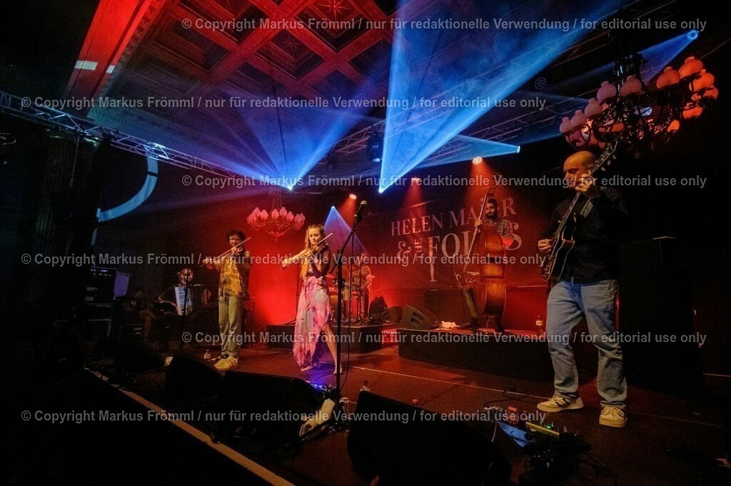 20230728-helen-maier-and-the-folks-038 | Helen Maier &amp; The Folks am Luzern Live Festival. Am Freitag 28. Juli 2023 im Hotel Schweizerhof in Luzern. Helen Maier — Violine / Alexander Graf — Violine, Bratsche / Andreas Gut — Akkordeon / Theo Känzig — Gitarre / Jonas Künzli — Kontrabass / Adrian Böckli — Schlagzeug, Percussion. Foto: Markus Frömml