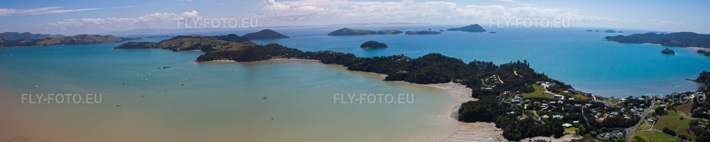 Vue aérienne: Panorama du paysage côtier sur la plage de sable du Pacifique Sud dans le district de McGreogor Bay à le quartier Wyuna Bay in Coromandel dans le département Waïkato, Nouvelle-Zélande. Photo: IMG_55658-Bearbeitet.jpg prise le 12/01/2013 par Werner Riehm/FLY-FOTO.euRésolution de l'original: 9704 x 1954 px