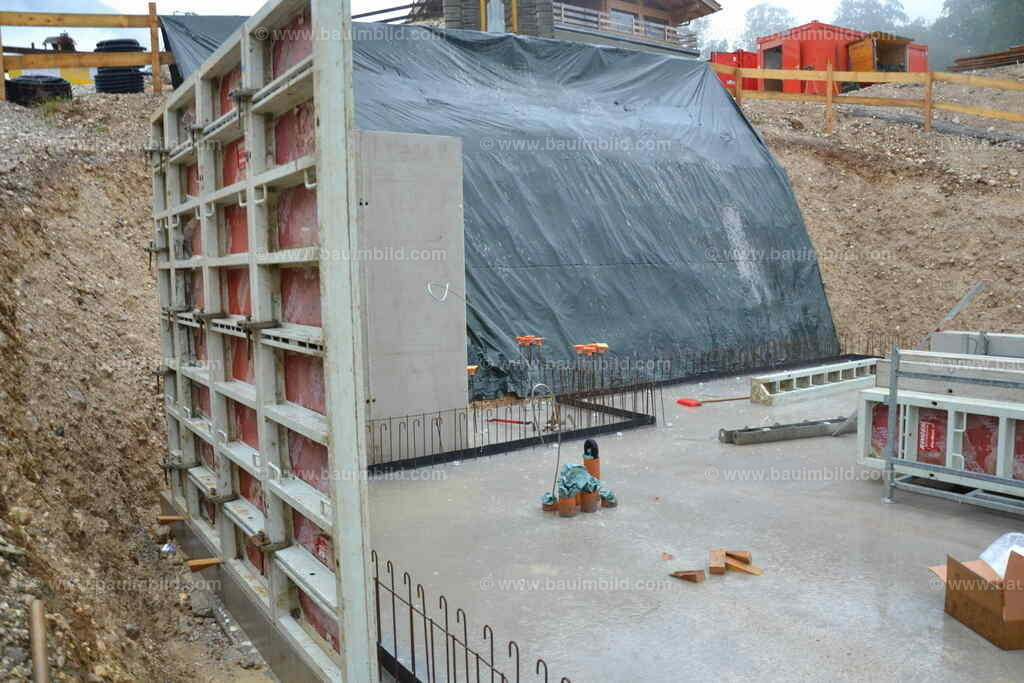 Kellerschalung einseitig | Einseitige Aluschalung für Ortbetonwände auf betonierter Bodenplatte mit Fugenband und Steckeisen für Anschlussbewehrung