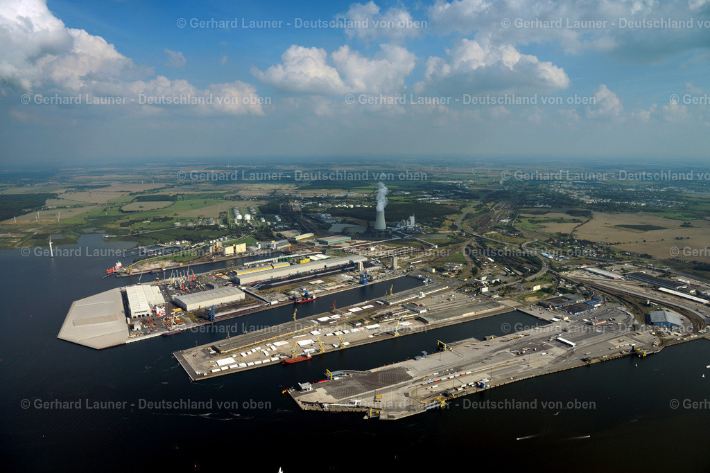 3292174 | ROSTOCK 08.09.2021 Hafenanlagen am Ufer des Hafenbeckens des Seehafen der ROSTOCK PORT GmbH im Ortsteil Peez in Rostock im Bundesland Mecklenburg-Vorpommern, Deutschland. Weiterführende Informationen bei: Euroports Germany GmbH &amp; Co. KG,  Liebherr-International Deutschland GmbH,  ROSTOCK PORT GmbH. // Port facilities on the shores of the harbor of of Seehafen of ROSTOCK PORT GmbH in the district Peez in Rostock in the state Mecklenburg - Western Pomerania, Germany. Further information at: Euroports Germany GmbH &amp; Co. KG,  Liebherr-International Deutschland GmbH,  ROSTOCK PORT GmbH. Foto: Gerhard Launer