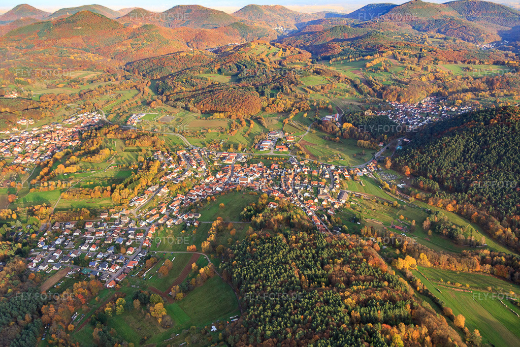 Luftbild: Ortsansicht von Westen im Ortsteil Gossersweiler in Gossersweiler-Stein im Bundesland Rheinland-Pfalz in Deutschland. Foto: IMG_076392.jpg vom 09.11.2014 durch Werner Riehm/FLY-FOTO.deAuflösung des Originals: 5224 x 3483 px