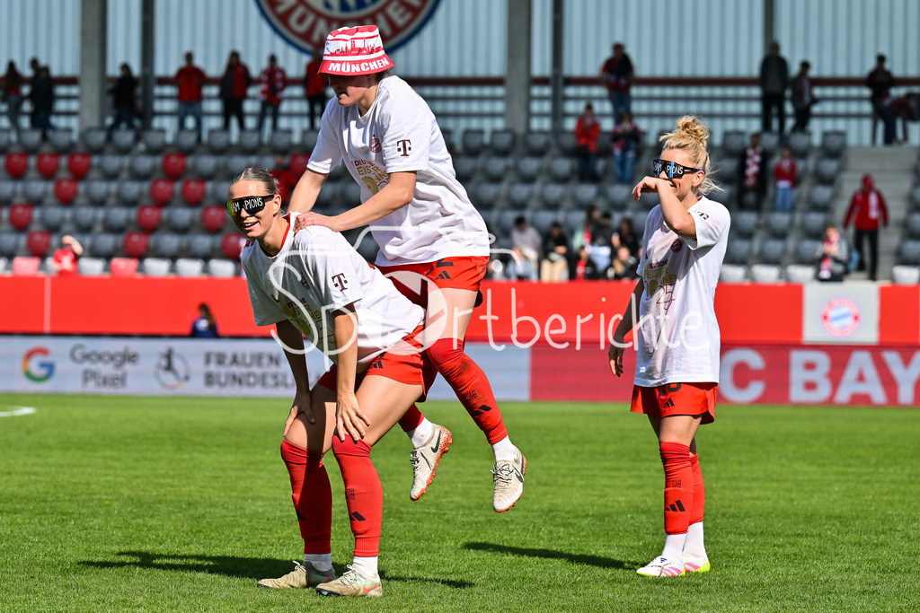 FC Bayern München - SC Freiburg | die Spielerinnen des FC Bayern feiern die Meisterschaft nach dem Heimsieg gegen den SC Freiburg / Frauen Bundesliga: FC Bayern Muenchen - SC Freiburg, FC Bayern Campus am 27.04.2025 / Klara BUEHL (FCB #17), Sydney LOHMANN (FCB #12) und Linda DALLMANN (FCB #10)