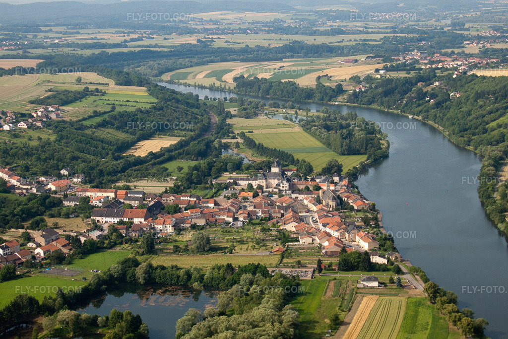 Aerial view: View of the town in Rettel in the state Moselle, France.Photo: IMG_29418.jpg taken on 06/26/2010 by Werner Riehm/FLY-FOTO.comResolution of the original: 4752 x 3168 px