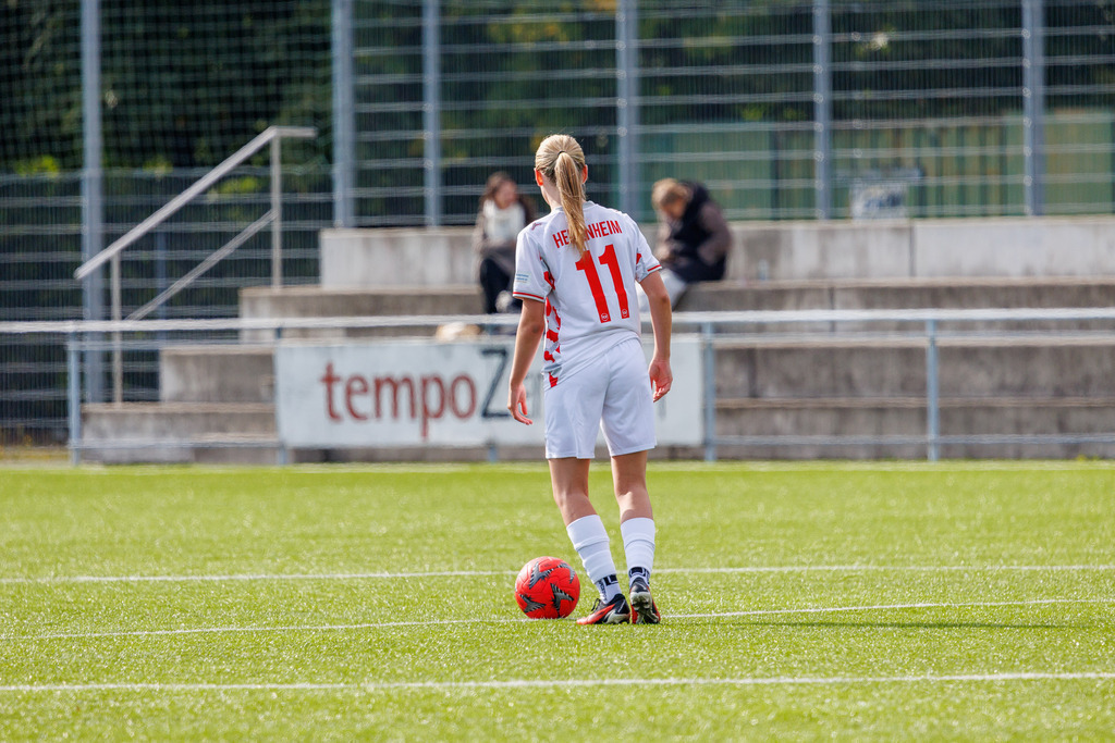 FCHHÜT_251003_4780 | 1.FC Heidenheim 1846 II vs. TSV Hüttlingen, Fußball, Frauen, Bezirkspokal, 2025/2026, 1.Runde, 03.10.2025 in Mergelstetten, Sportplatz 2(Foto: Michael Bulling) - Realisiert mit Pictrs.com