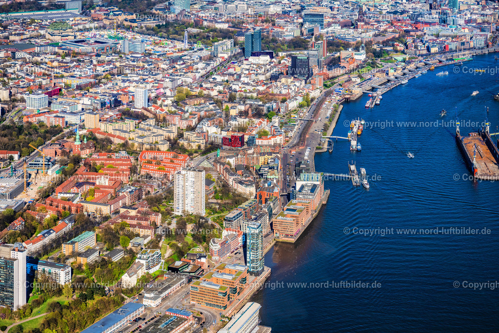 Hamburg_Hafen_Altona_ELS_4772060425 | HAMBURG 06.04.2025 Hochhaus- Gebäude im Wohngebiet des "Gorch-Fock-Haus" an der Breite Straße im Ortsteil Altonaer Fischmarkt in Hamburg, Deutschland. // High-rise building in the residential area of "Gorch-Fock-Haus" on Breite Strasse in the district Altonaer Fischmarkt in Hamburg, Germany. Foto: Martin Elsen